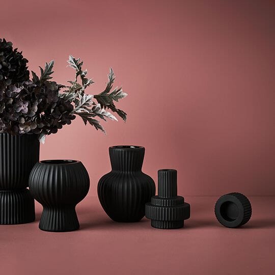 Gia Ribbed Ceramic Pedestal Pot in Black 20cm